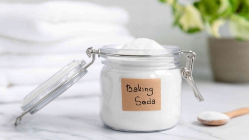 Dùng baking soda khử mùi hôi giày sandal