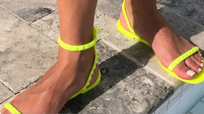 Sandal màu neon