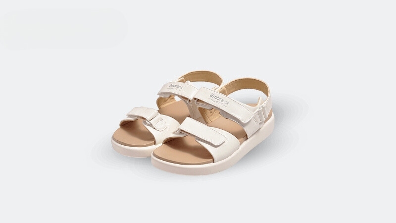 Sandal có đế làm bằng chất liệu PU