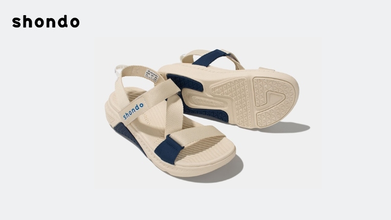 Giày sandals, hay còn gọi là xăng-đan, là loại giày dép có thiết kế hở