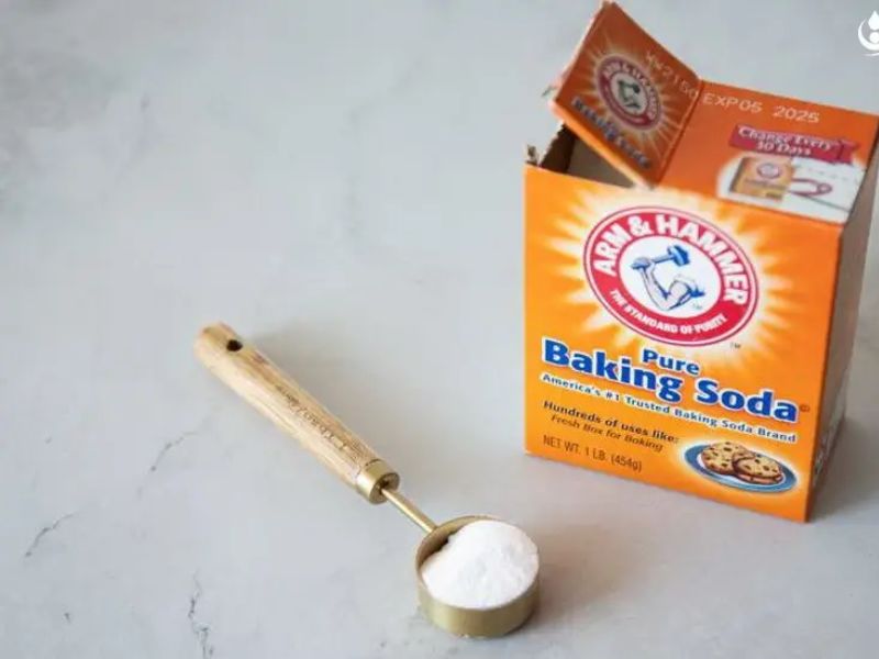 Chà giày bằng baking soda và bột giặt là phương pháp có độ hiệu quả cao