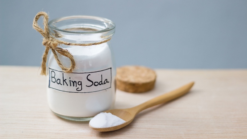 Sử dụng baking soda để làm trắng giày