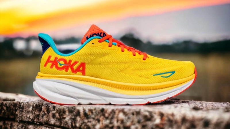 Hoka Clifton 9 thu hút với màu vàng sáng chói