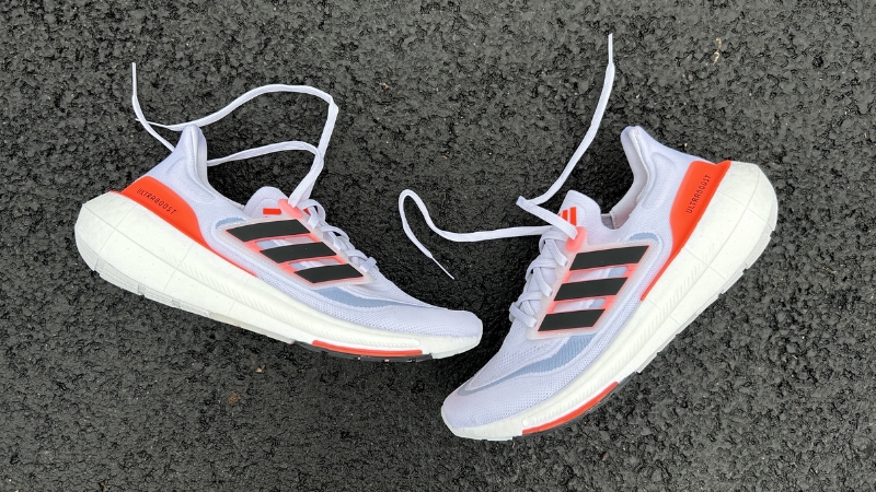 Adidas Ultraboost 22 với thiết kế ôm khít chân