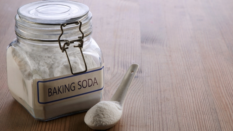 Làm sạch giày trắng bằng baking soda