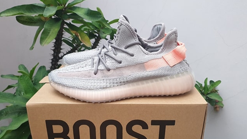 Adidas Yeezy Boost 350 V2 sở hữu màu xám cam trẻ trung, năng động