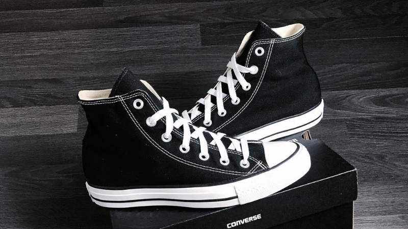 Converse Chuck Taylor nổi bật với tông màu đen trắng