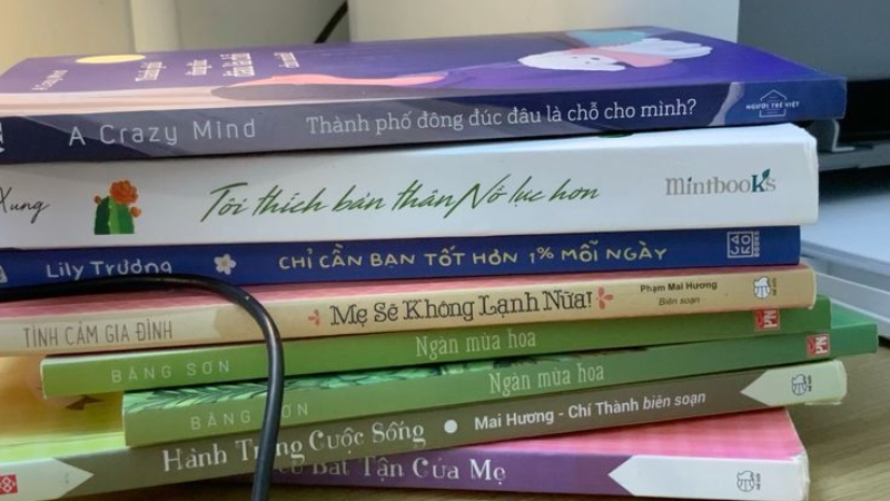 Tặng sách cho thầy cô