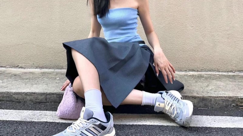 Platform sneakers combined with flared skirts effectively hack your figure