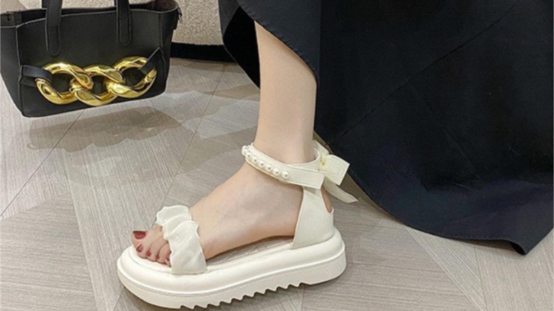 Loafers help increase height effectively when combined with ruffled skirts