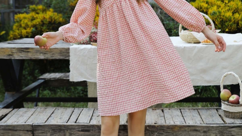 Pay attention to the length of the skirt to choose the right shoes.