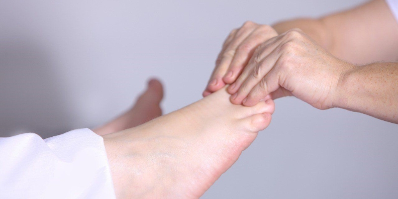Foot massage to relieve little toe pain when wearing shoes