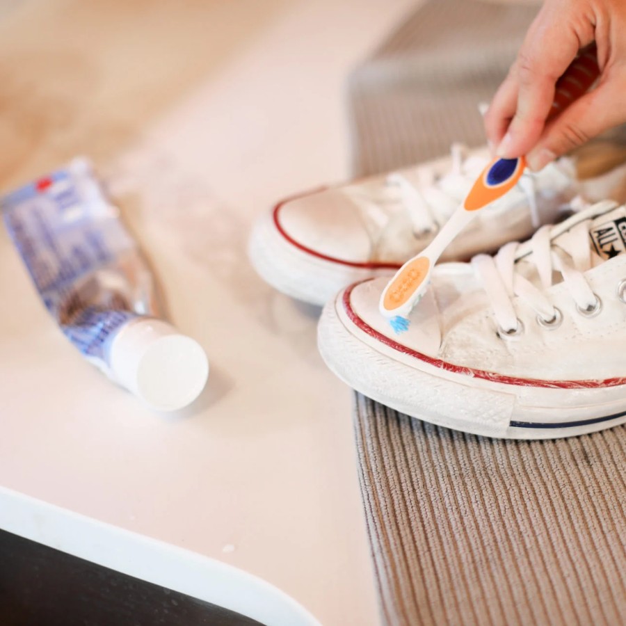 How to wash canvas shoes with toothpaste