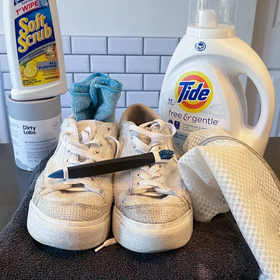 Note: Do not use strong detergent to wash shoes.