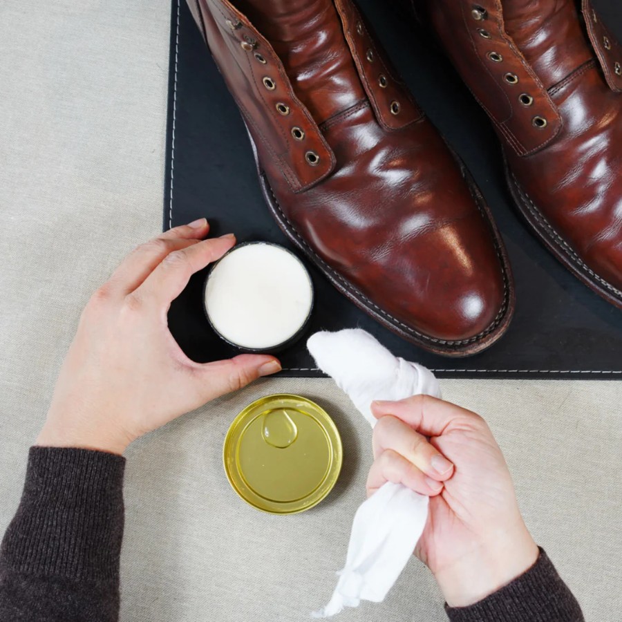 Use candle wax to waterproof shoes