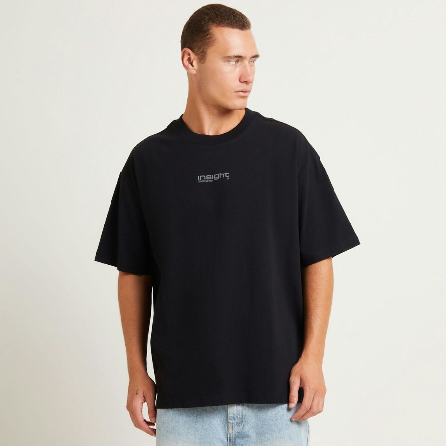 Oversize T-shirt, shorts, sneakers