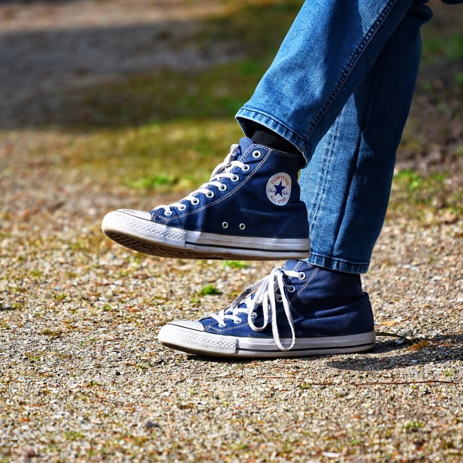 Matching men's blue shoes with neutral jeans