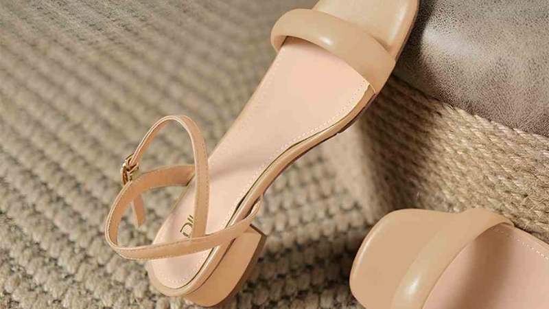 High-heeled women's sandals always have a youthful style
