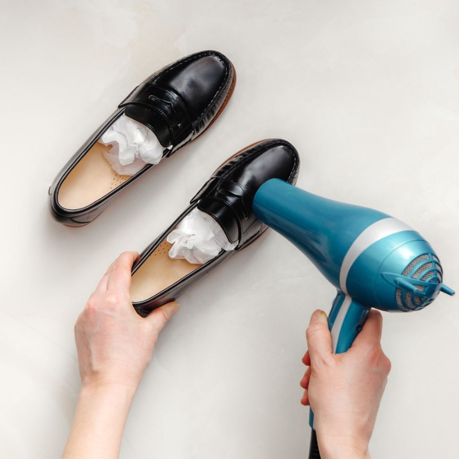 Tips for wearing shoes without hurting your feet by using a dryer