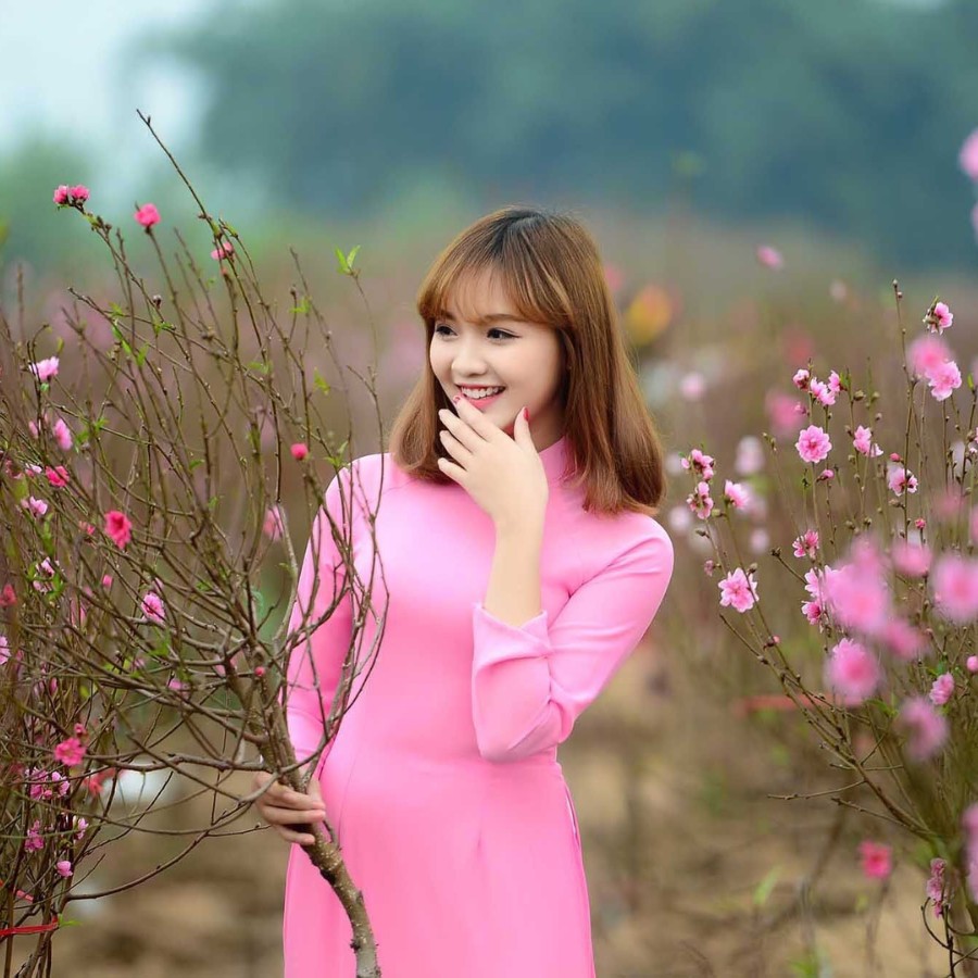 You should choose bright colors to wear during Tet.