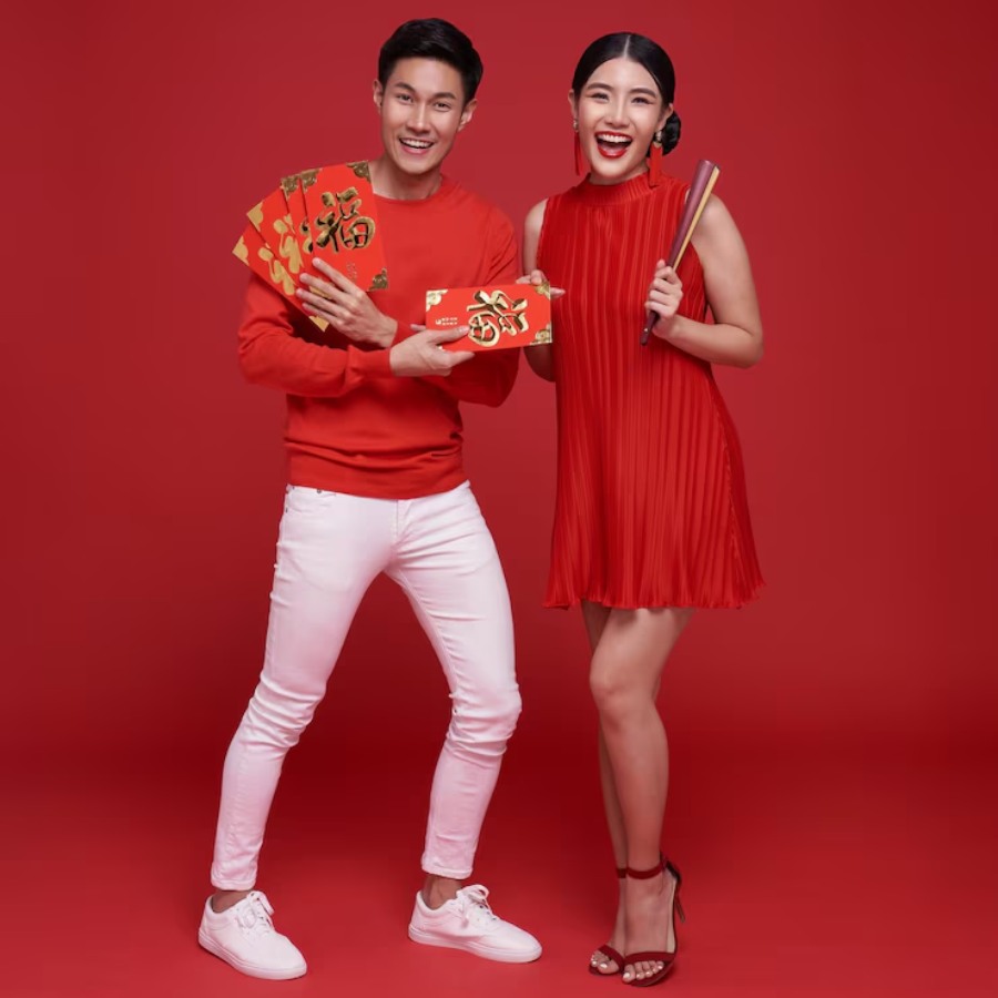 Young people should choose Tet clothes with bright colors.