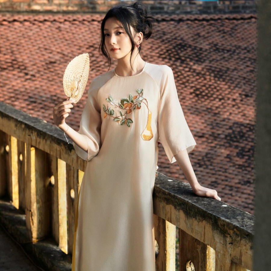 Harmonious combination of modern and classic costumes