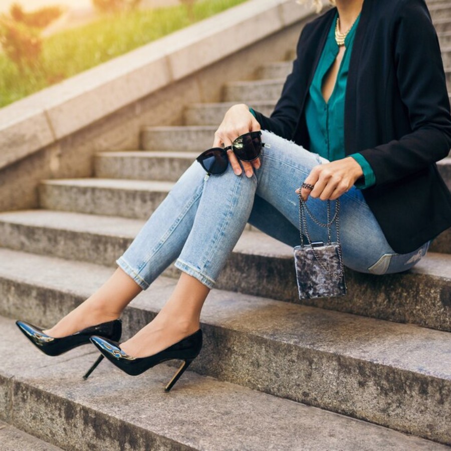 What size shoe should a woman with 25cm feet wear?