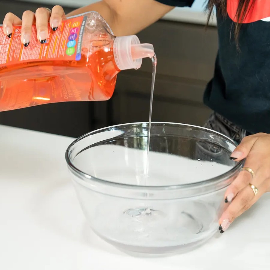 Cleaning custom shoes should not use too many chemicals