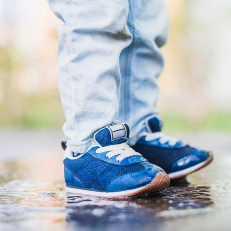 Avoid leaving shoes in damp places
