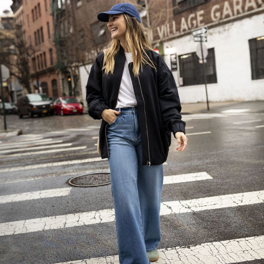 Street style: Jacket + Baggy pants + sneakers