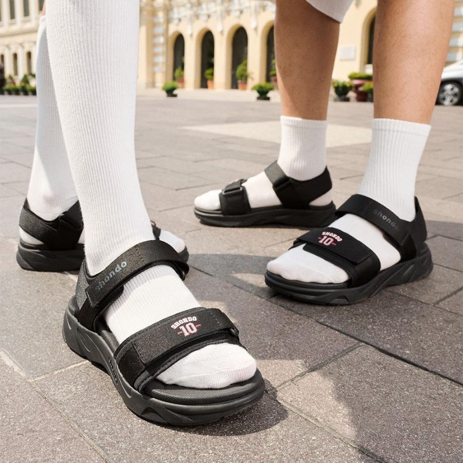 What shoes to wear with baggy jeans? Sandals