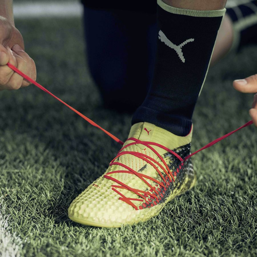 Cross-lacing style