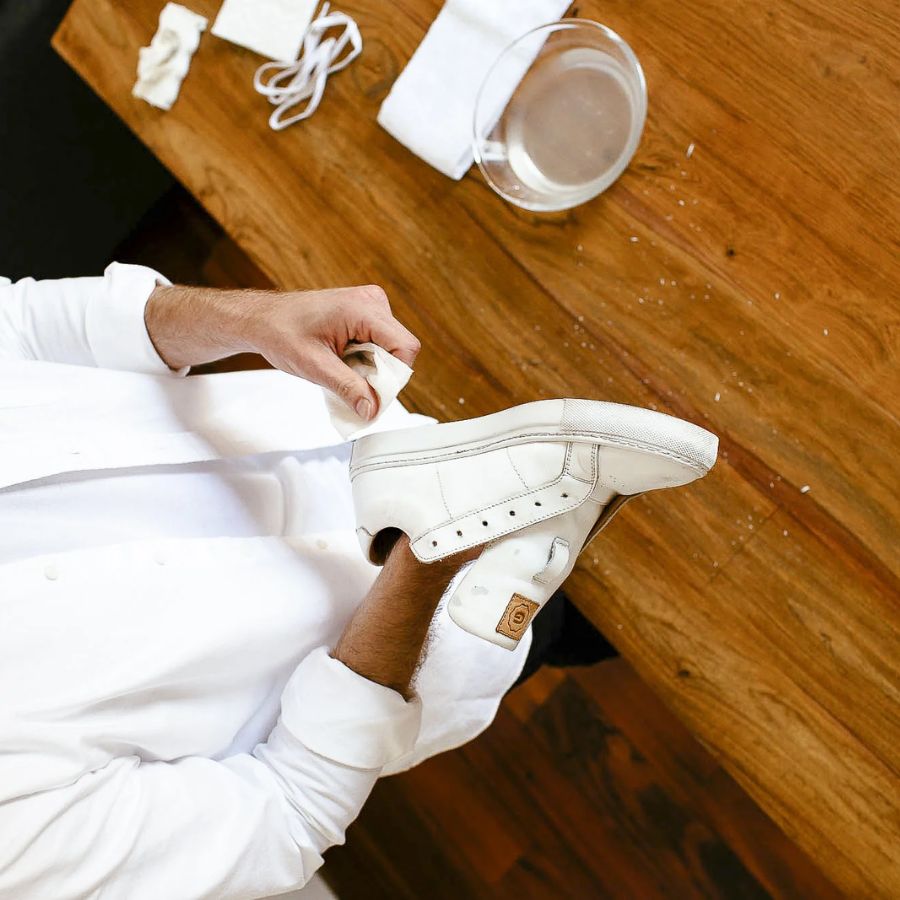 Do not use wet wipes to clean leather shoes.