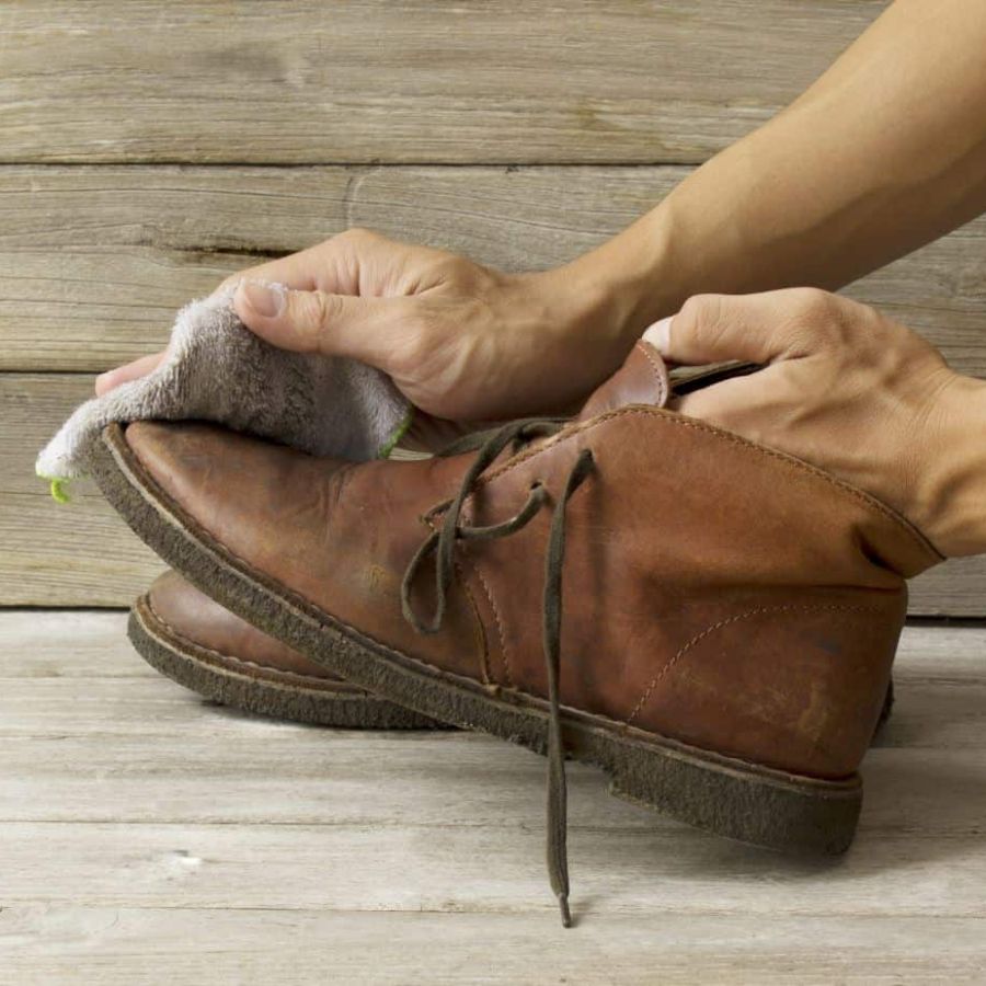 Pay attention to temperature when cleaning leather shoes
