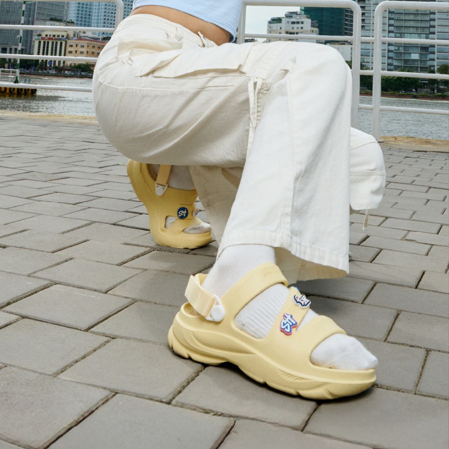Yellow shoes create a striking and impressive look