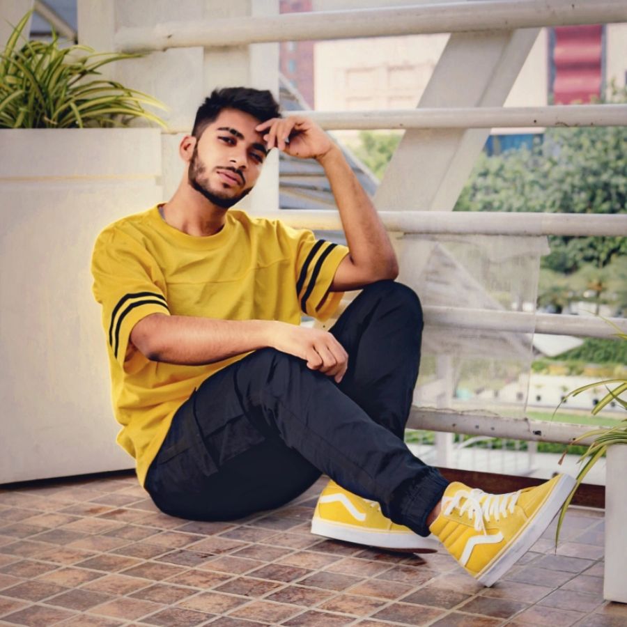 Yellow shoes with dynamic style